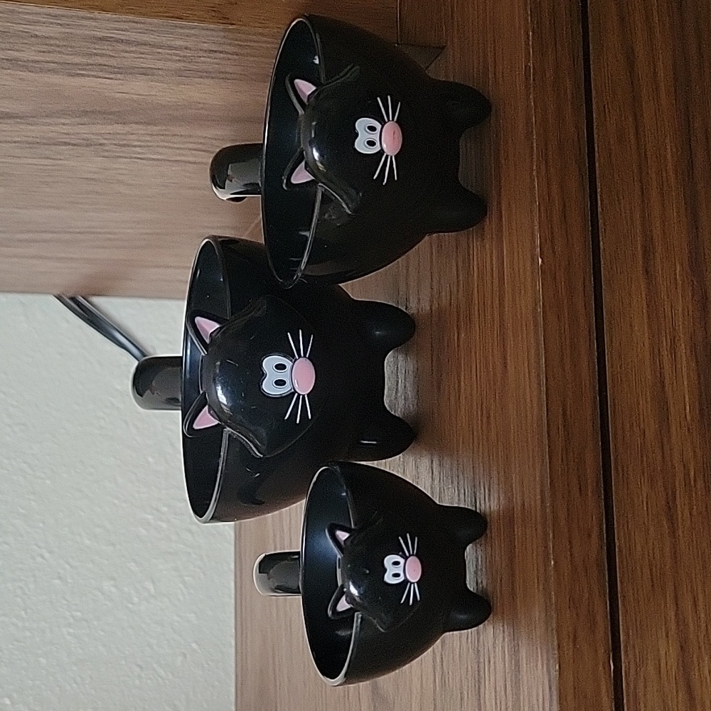 Cat measuring cups!